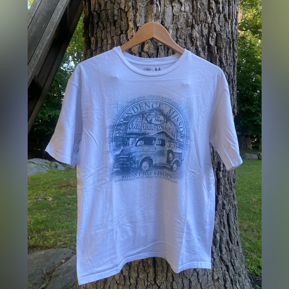 Bass Pro Shops white and blue vintage t-shirt